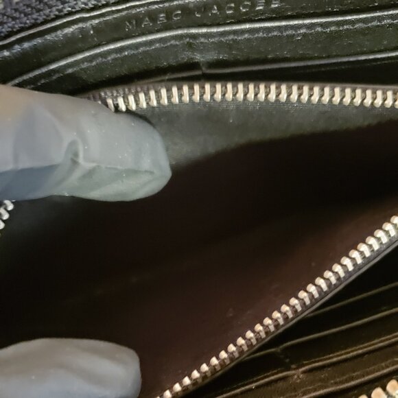 MARC JACOBS Leather (Zippy) Wallet w/ Silver Hardware & front zip compartment - Picture 6 of 11